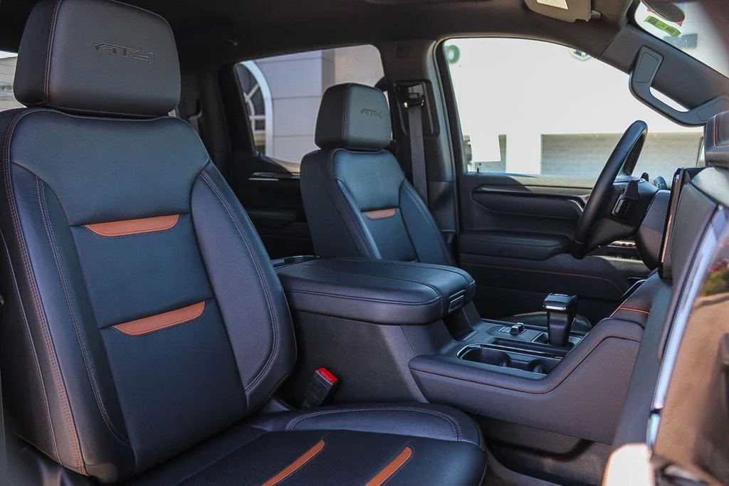Used 2025 White GMC AT4 image 17