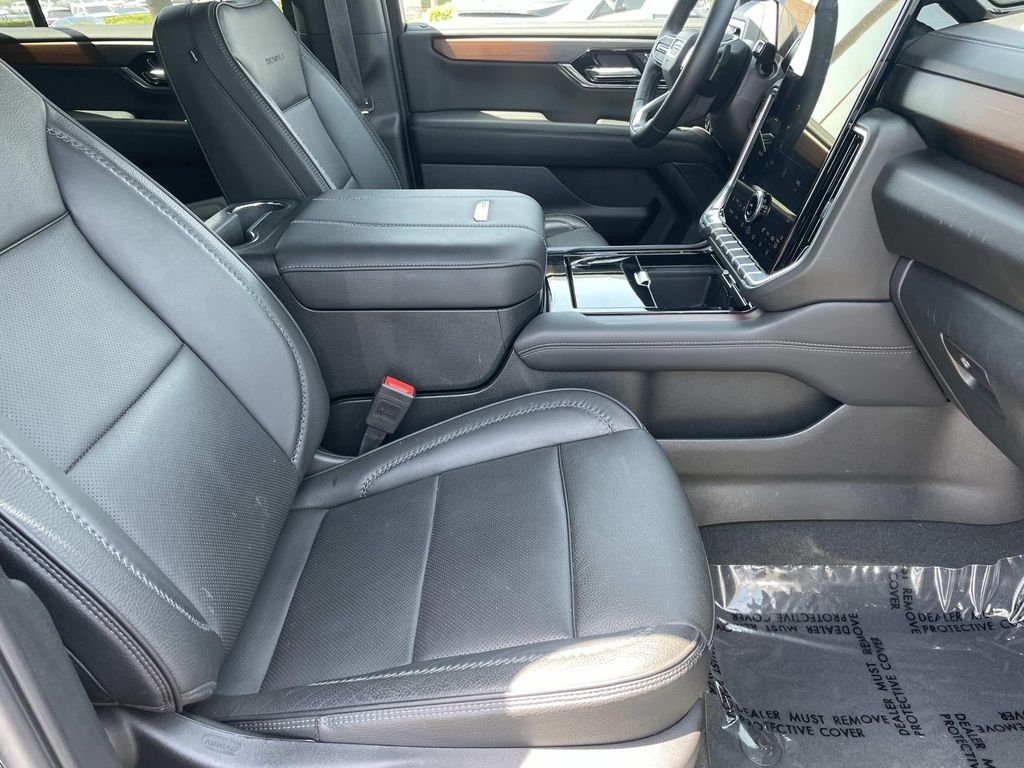 2025 GMC Yukon Denali - Photo 29
