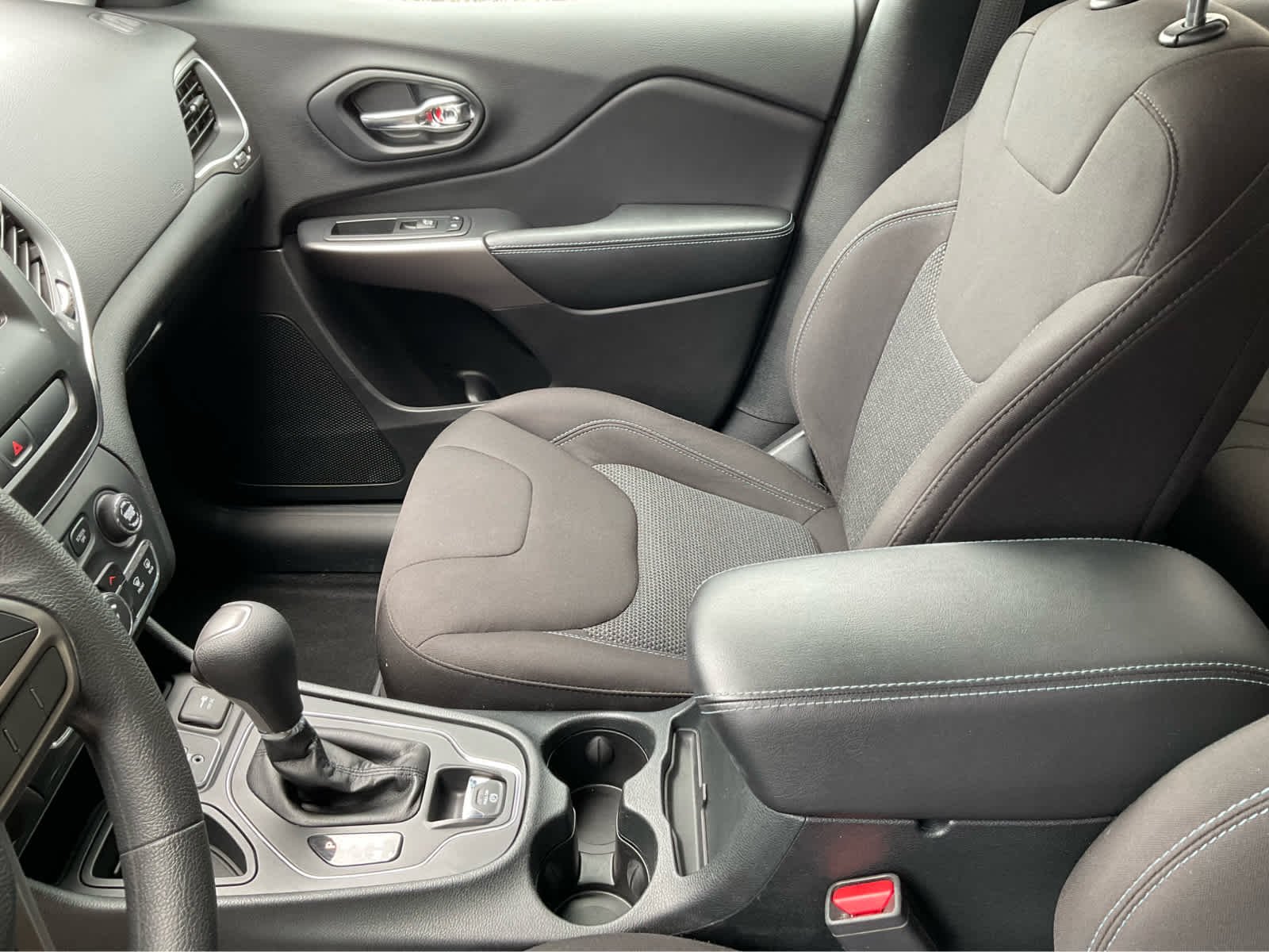 Used 2019 Bright White Clearcoat Jeep Latitude image 21