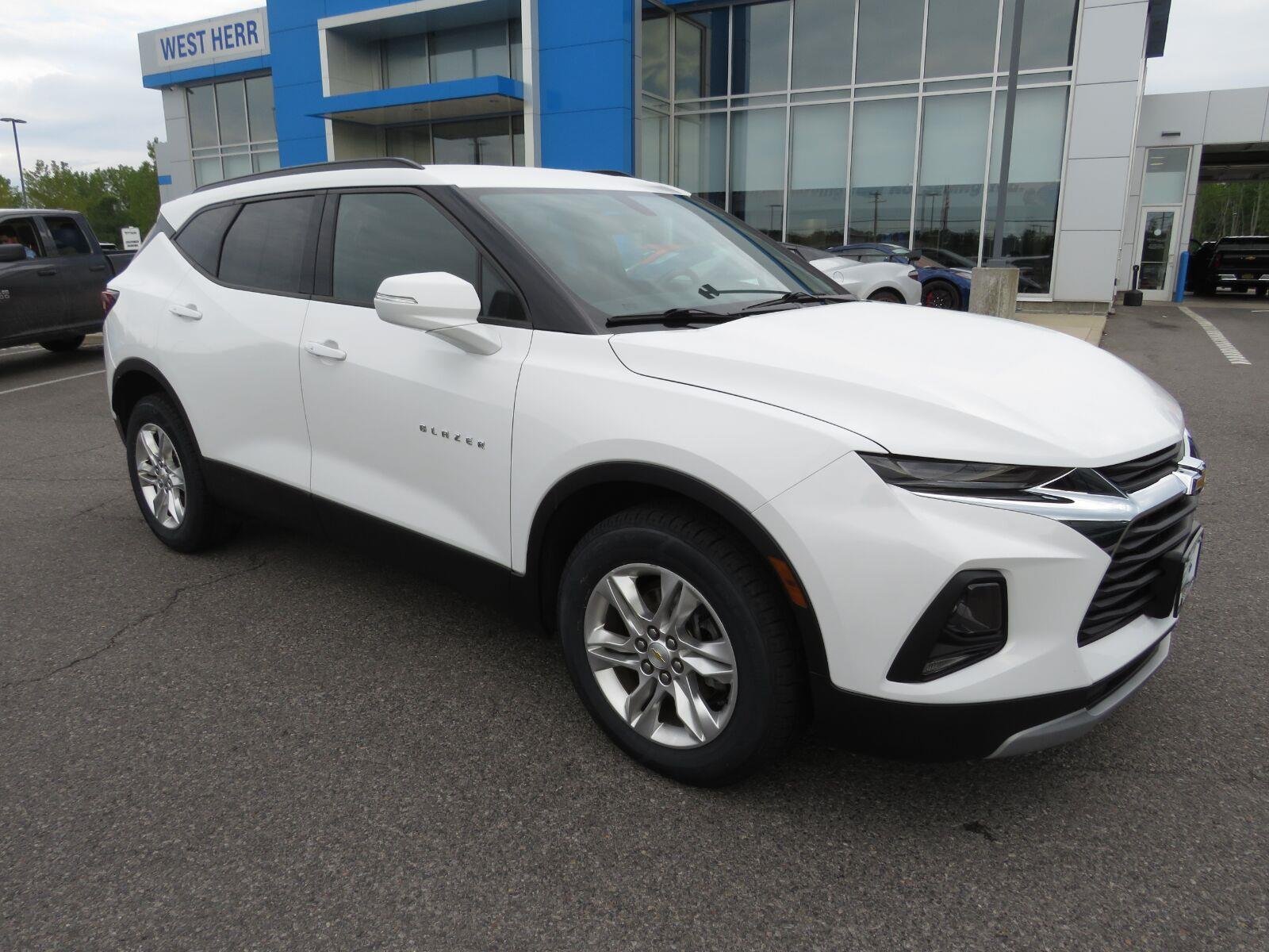 Used 2019 Summit White Chevrolet  image 3