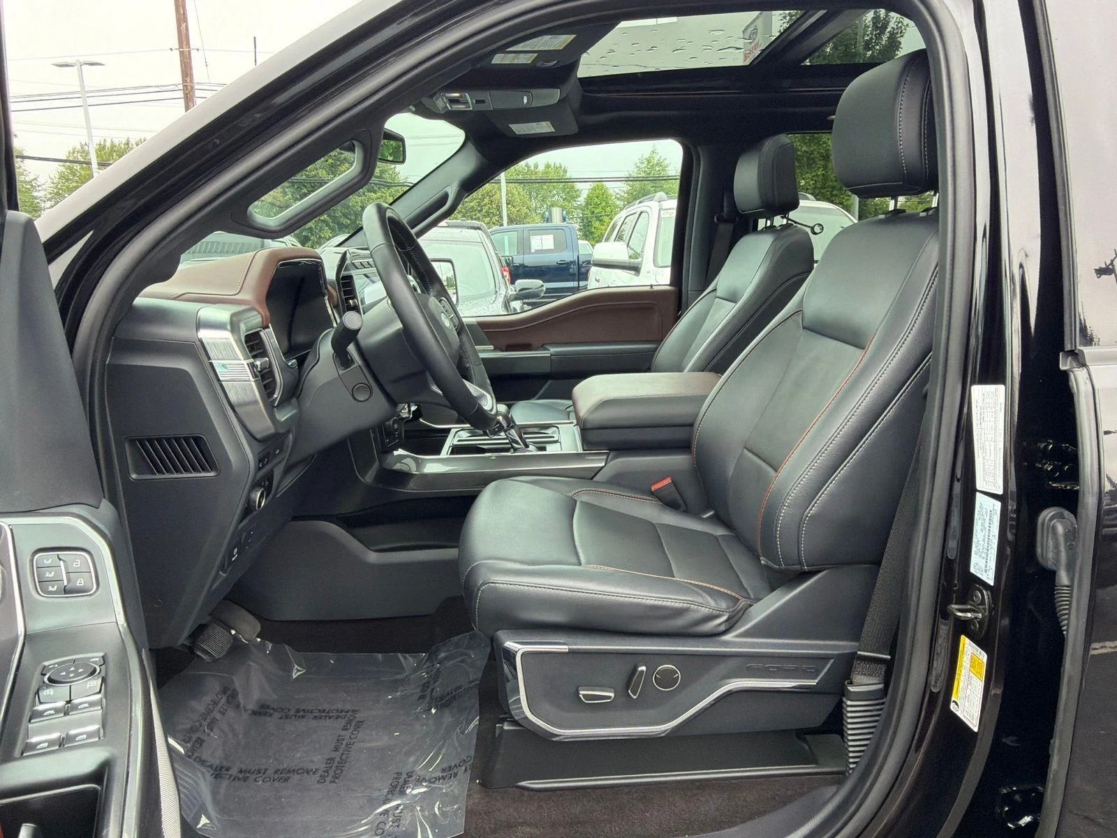 Used 2023 Agate Black Metallic Ford LARIAT image 9