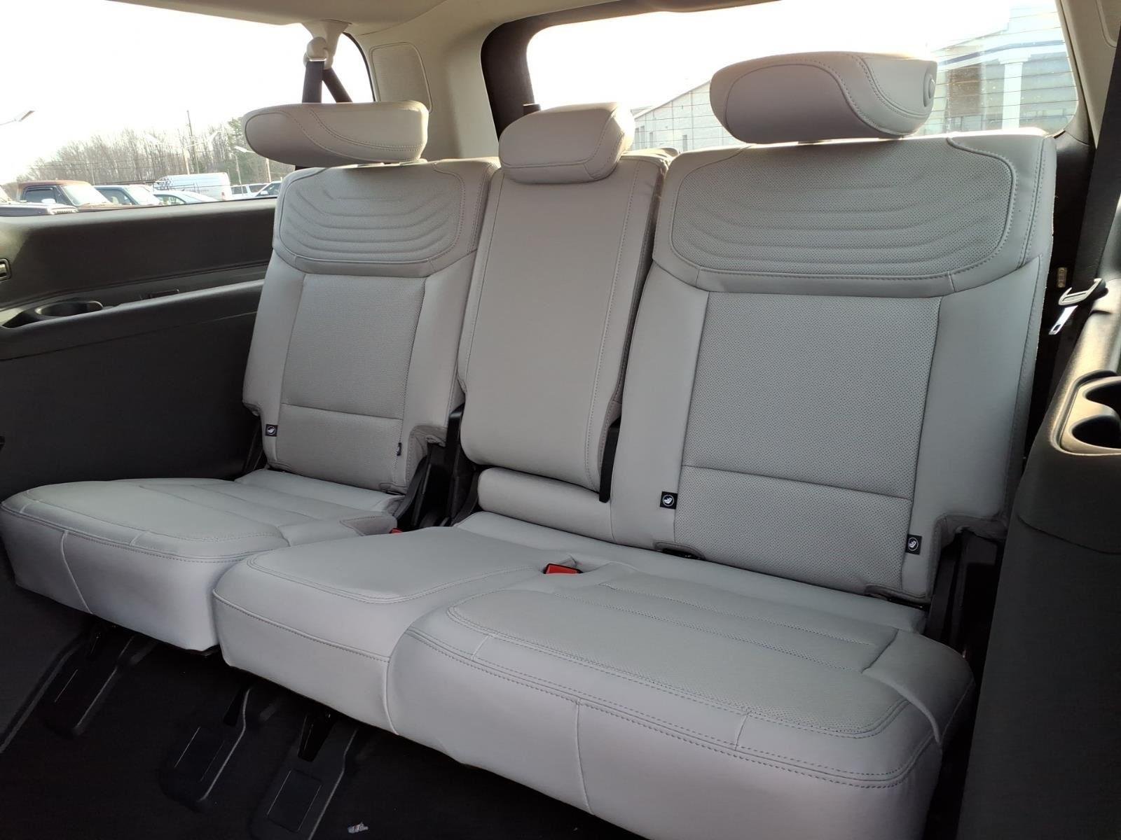 New 2025 Star White Metallic Tri-Coat Ford Platinum® MAX image 27