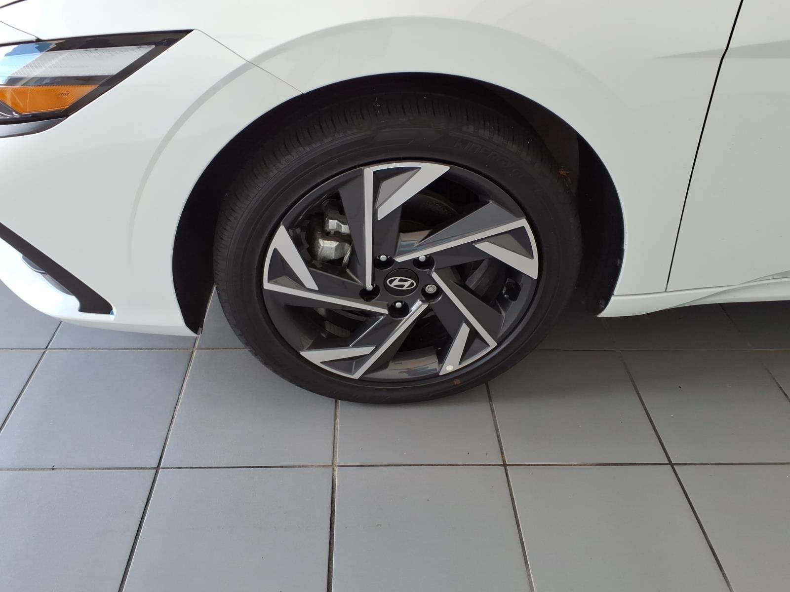 2025 Hyundai Elantra Blue - Photo 9