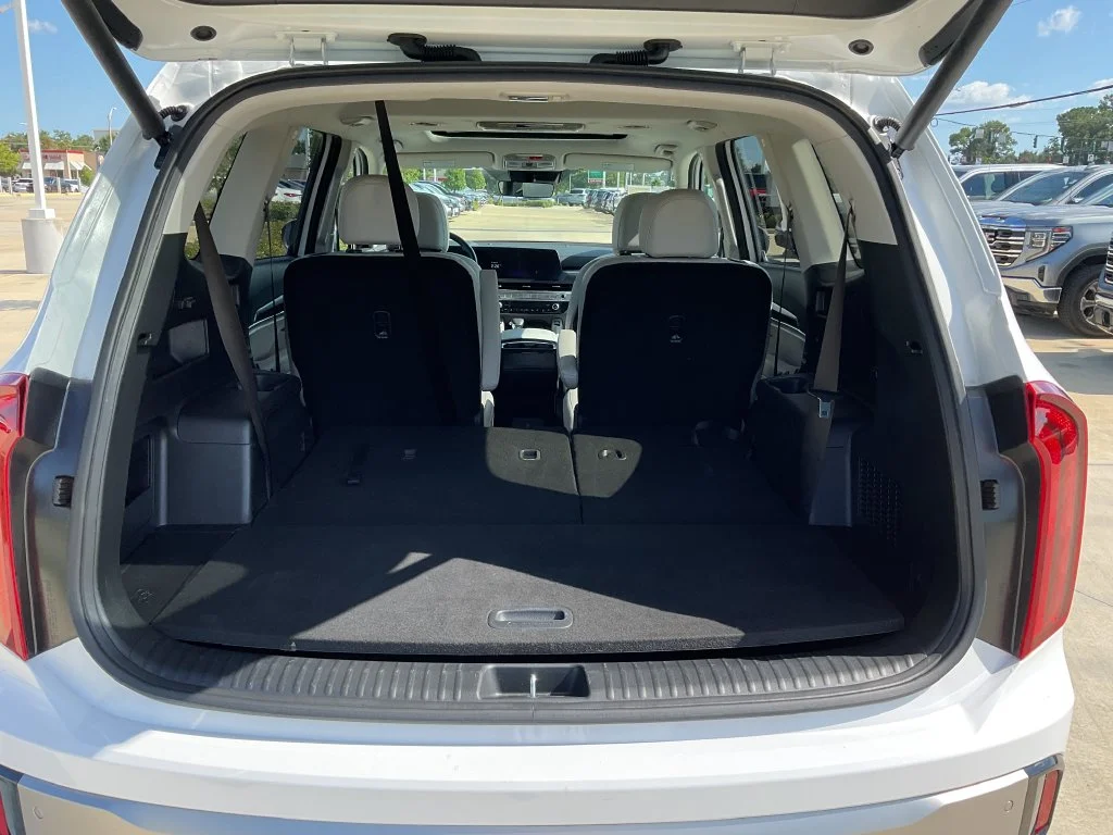 Used 2025 White Kia S image 9