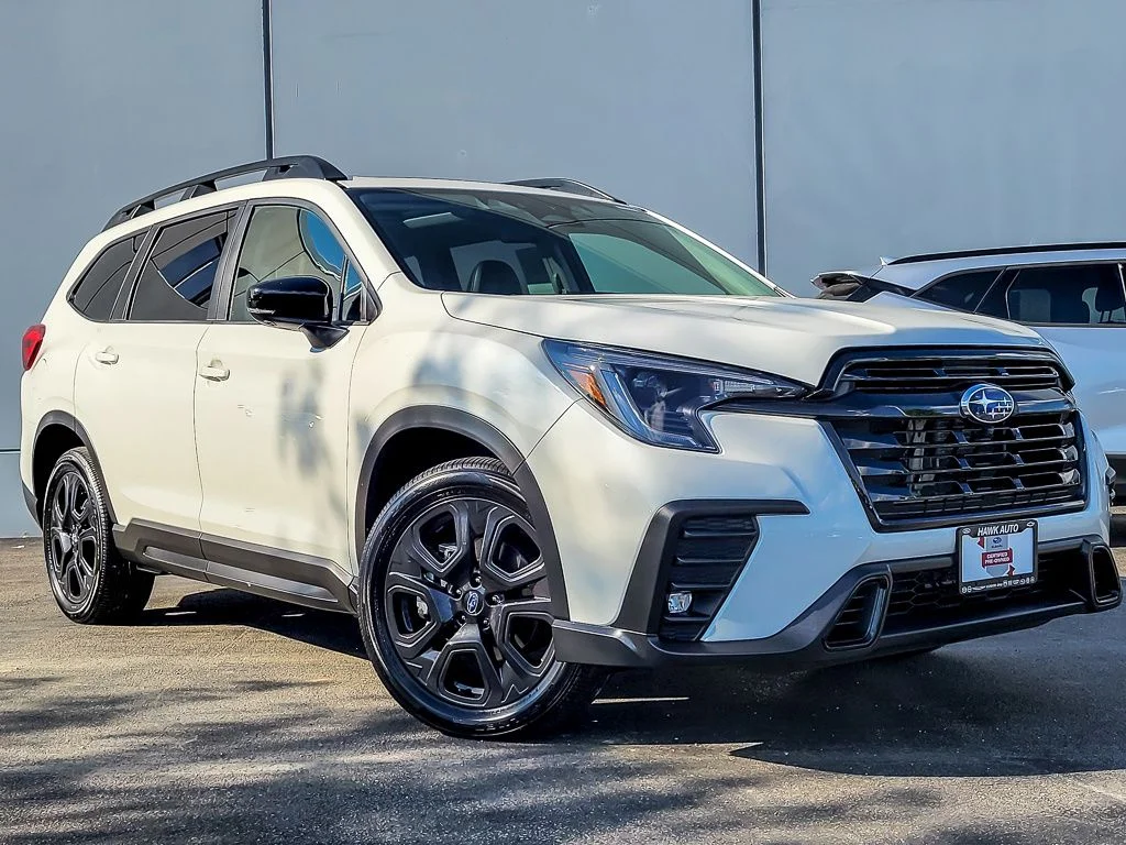 Used 2025 White Subaru Onyx Edition Touring image 1