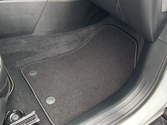 New 2026 White/off-white Jeep Latitude image 40