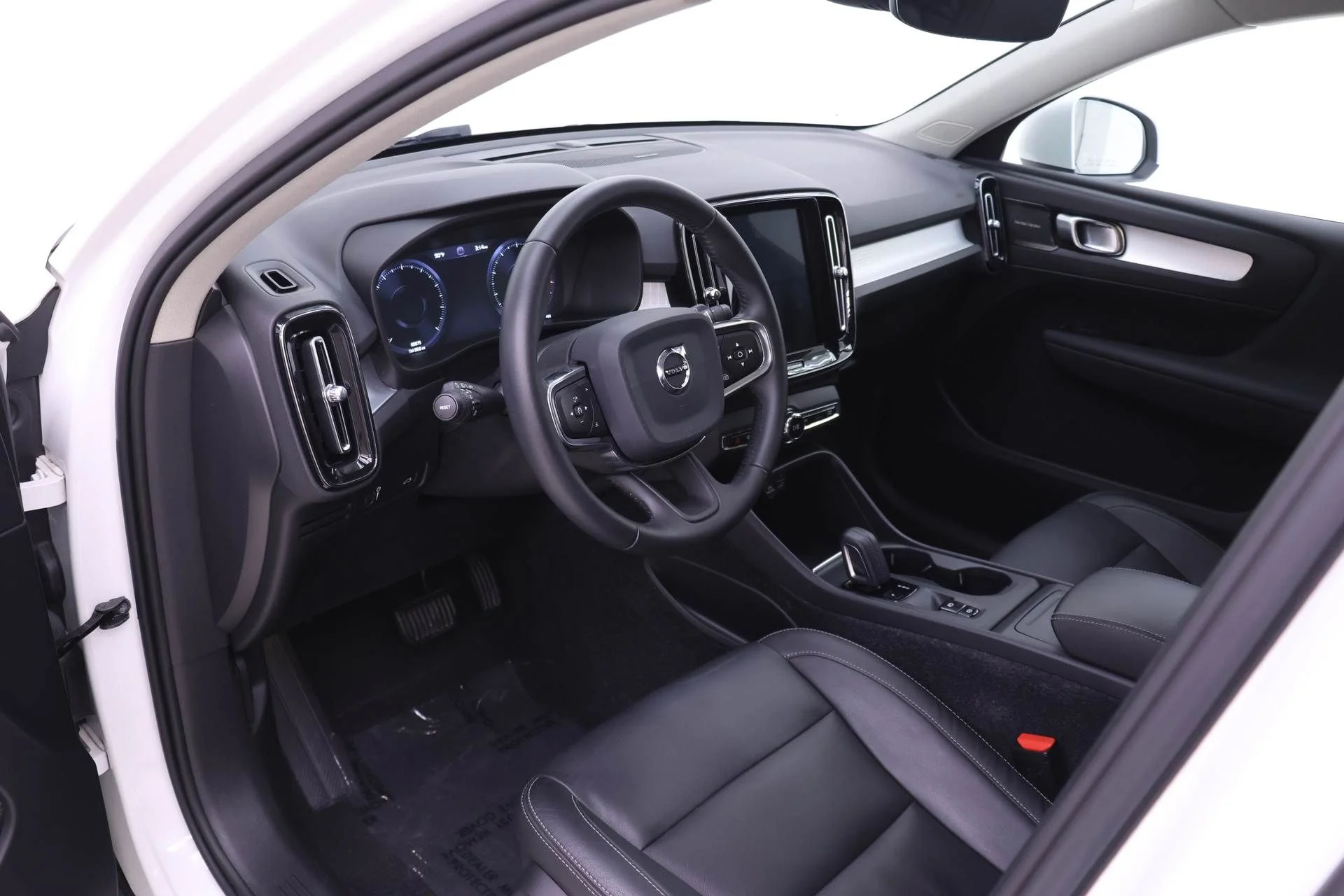 Used 2019 White Volvo Momentum image 6