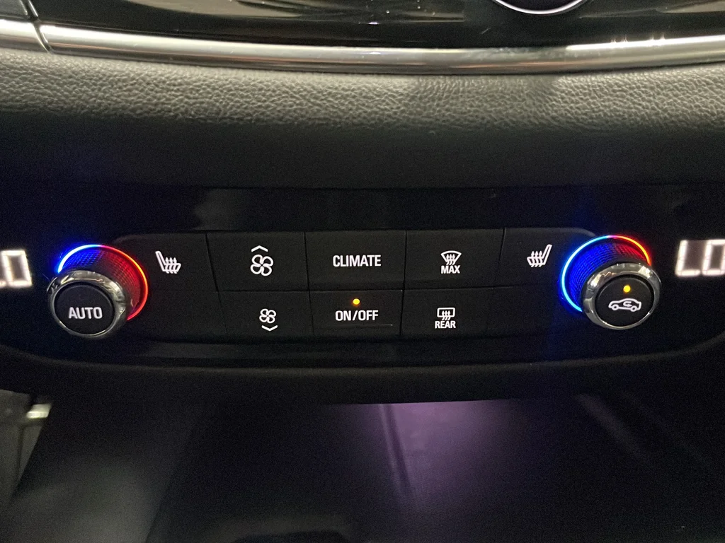 Used 2019 White Buick Essence image 20