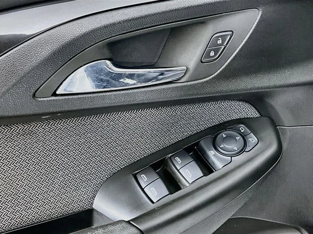 Used 2022 White Chevrolet LT image 9