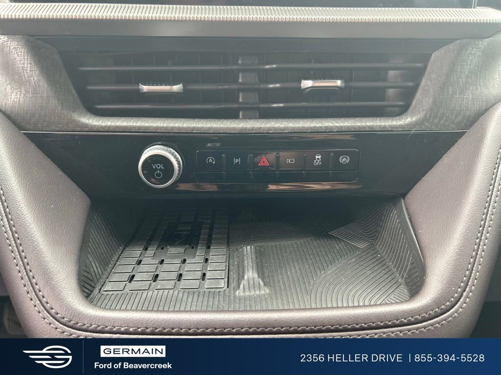 Used 2025 White Metallic Ford Platinum image 13