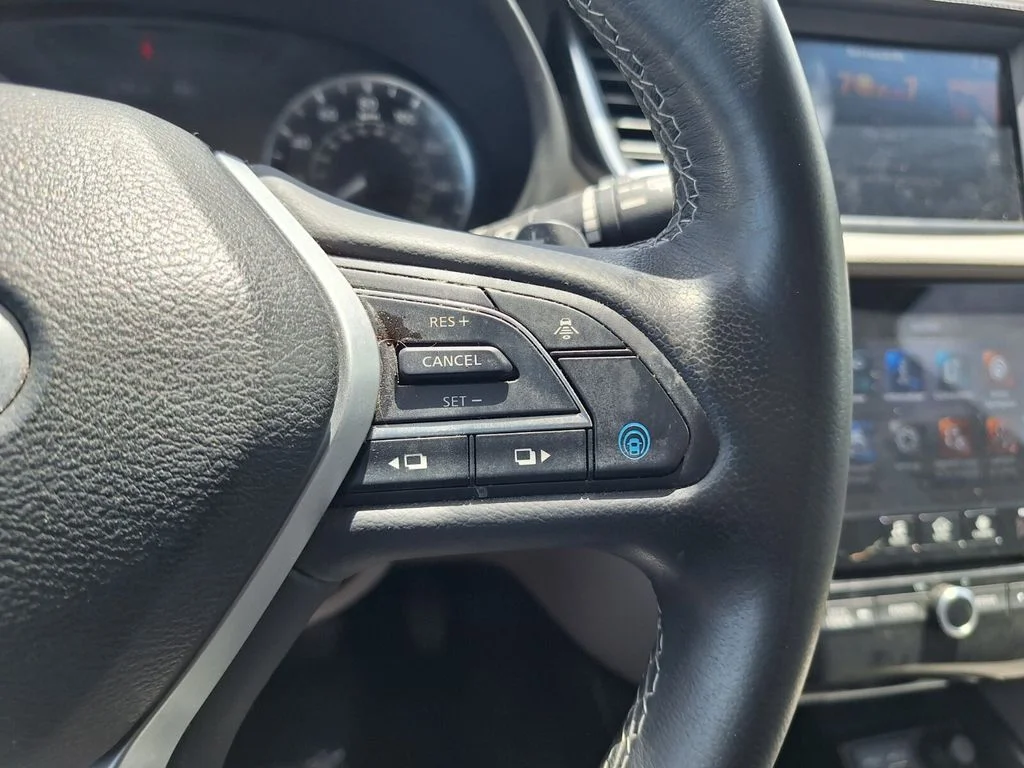 Used 2023 White INFINITI LUXE image 18