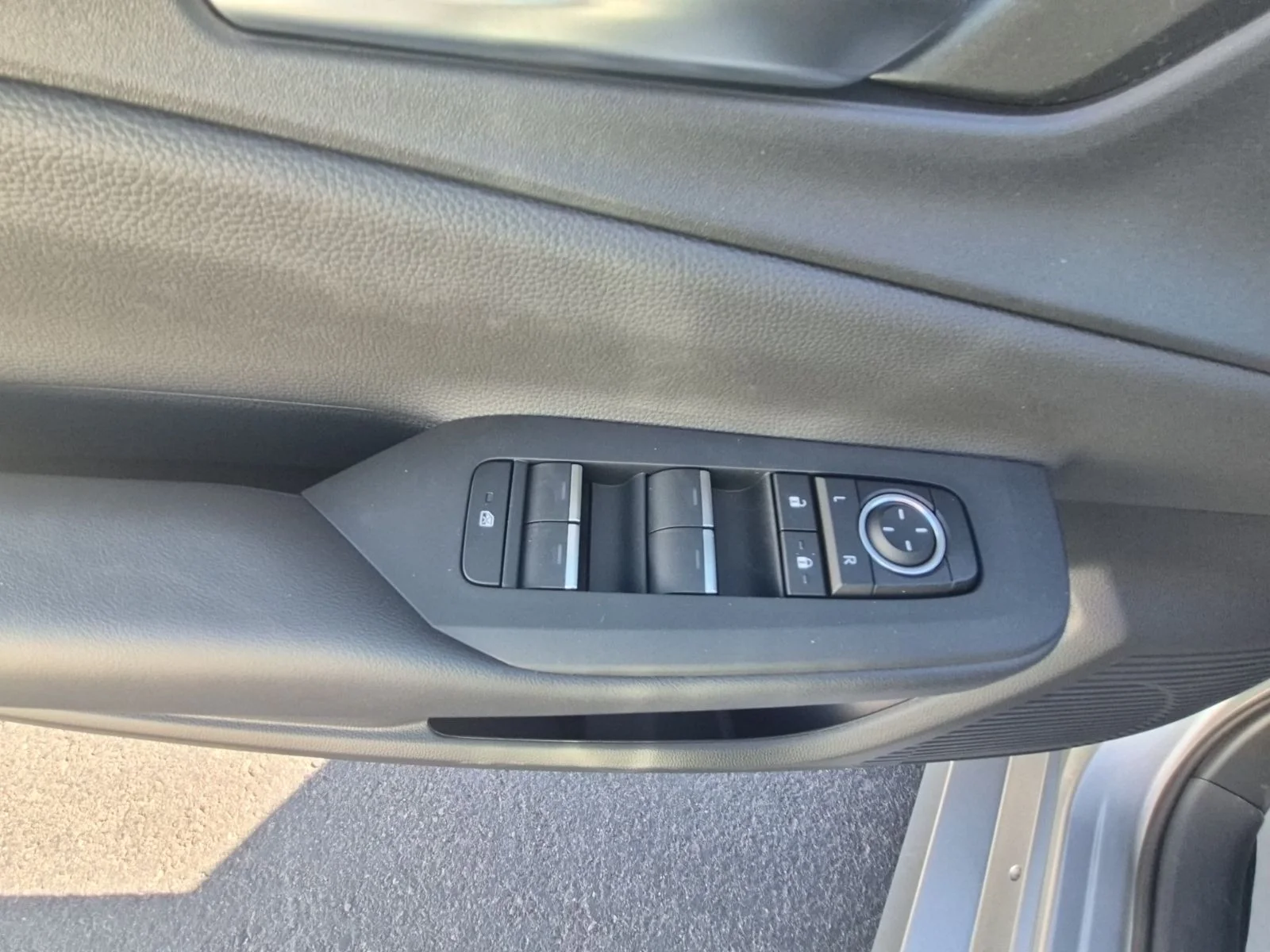 2026 Toyota Prius Plug-in Hybrid XSE - Photo 30