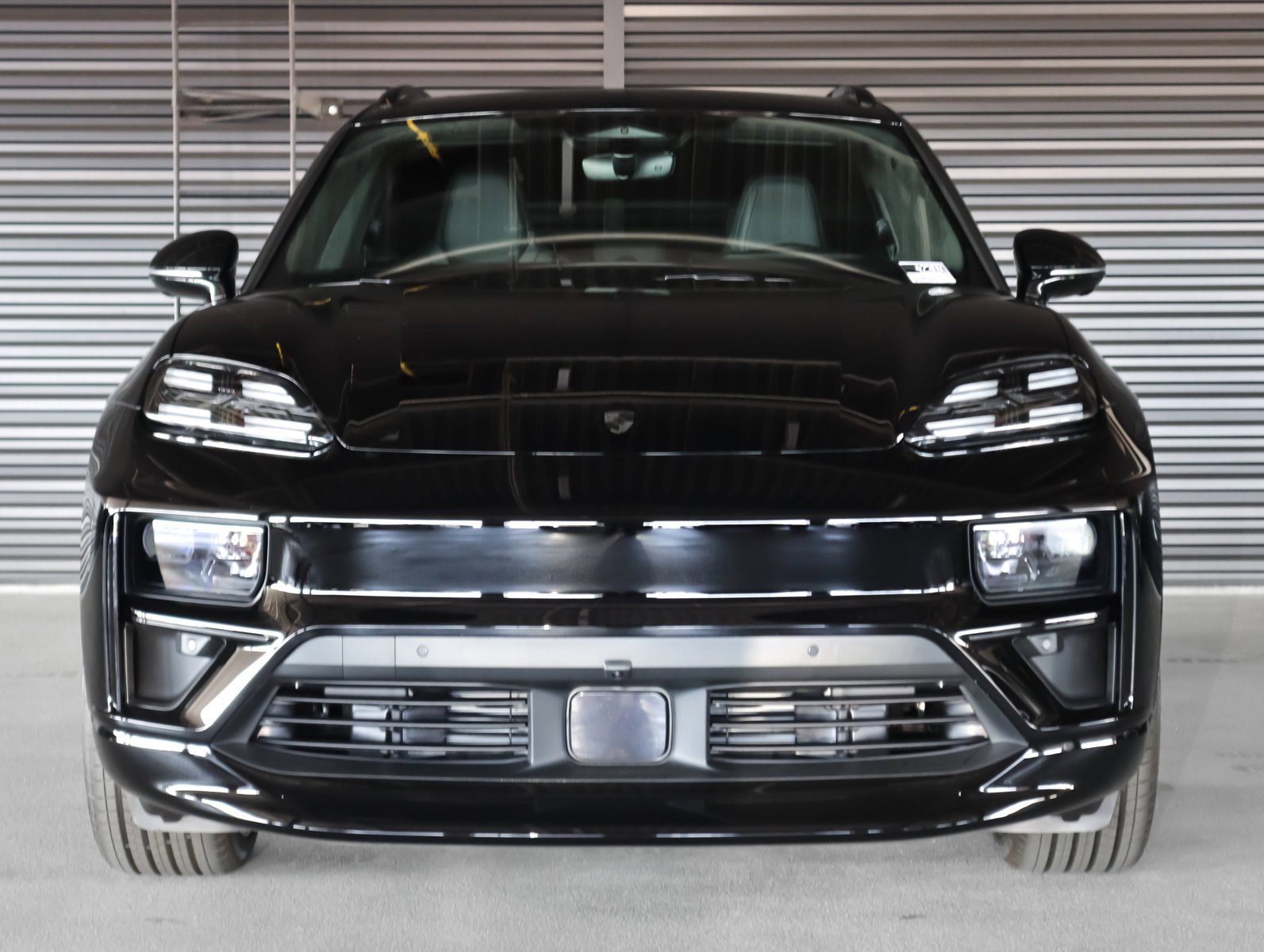 2025 Porsche Macan Turbo Electric - Photo 9