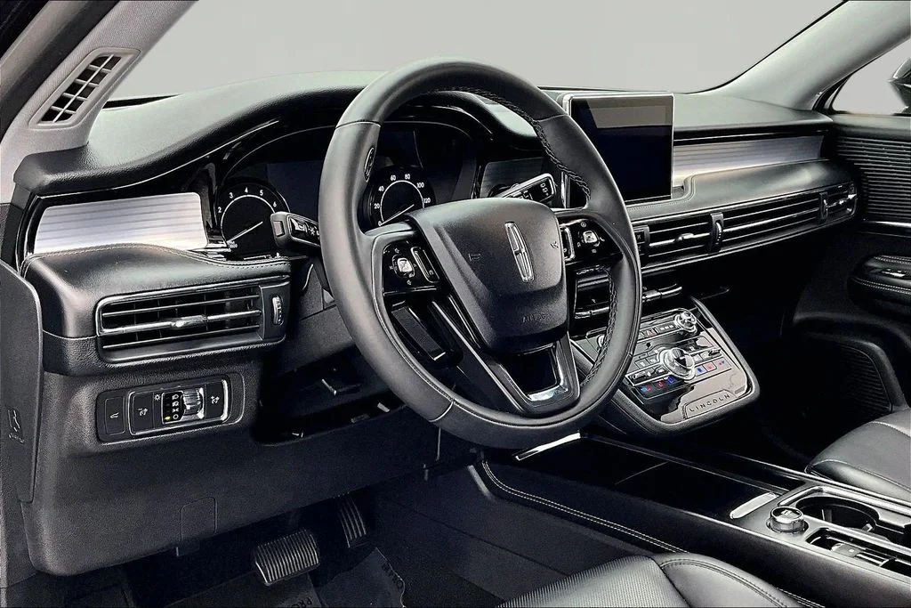Used 2022 Black Metallic Lincoln Standard image 14