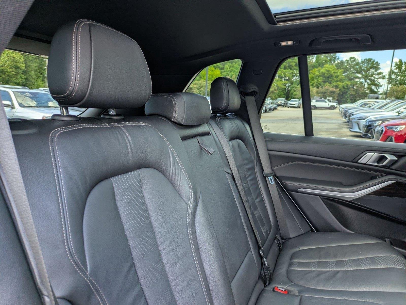 Used 2019 Mineral White Metallic BMW xDrive40i image 32