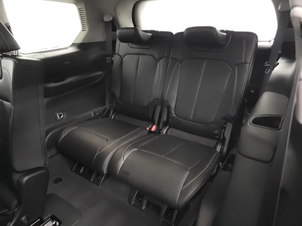 Used 2023 Rocky Mountain Pearlcoat Jeep Limited image 24