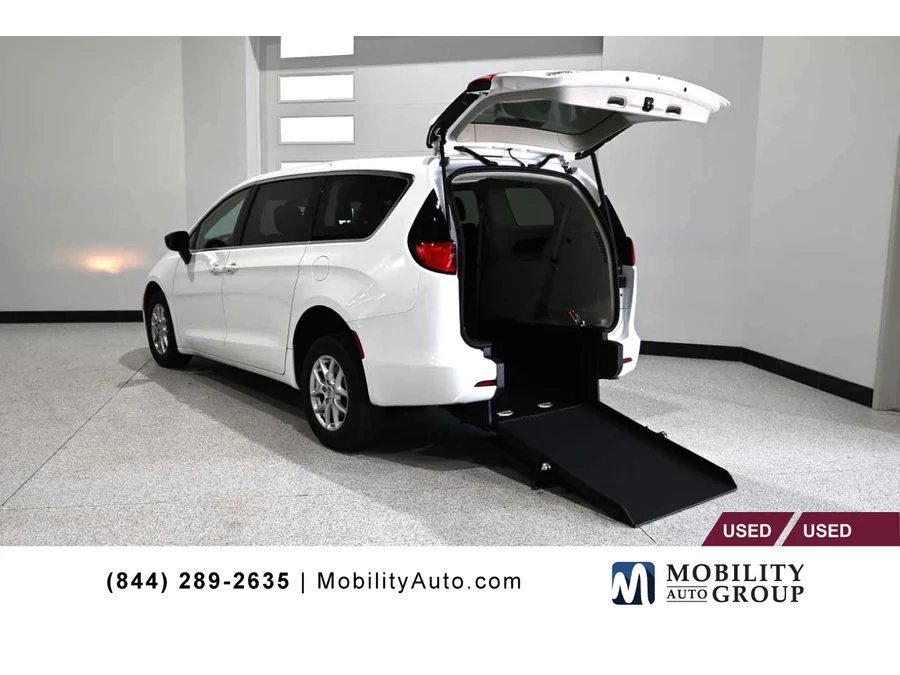 2024 Chrysler Voyager LX's photo