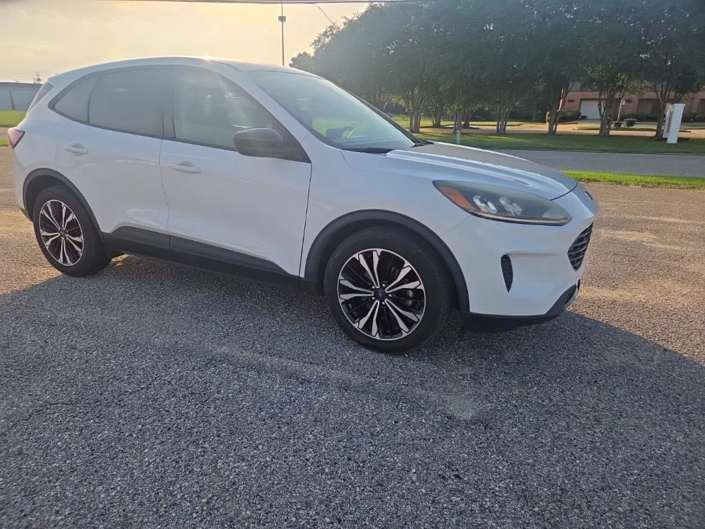 Used 2021 White Ford SE image 18