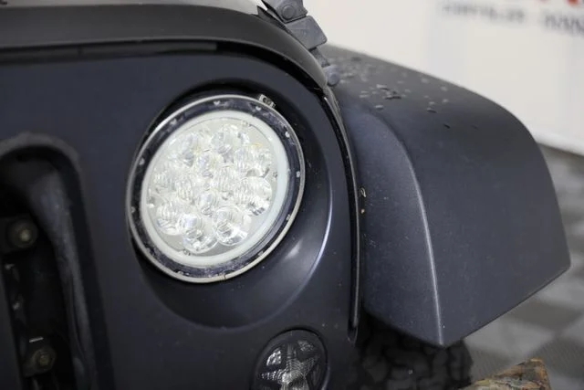 Used 2017 Silver Jeep  image 22