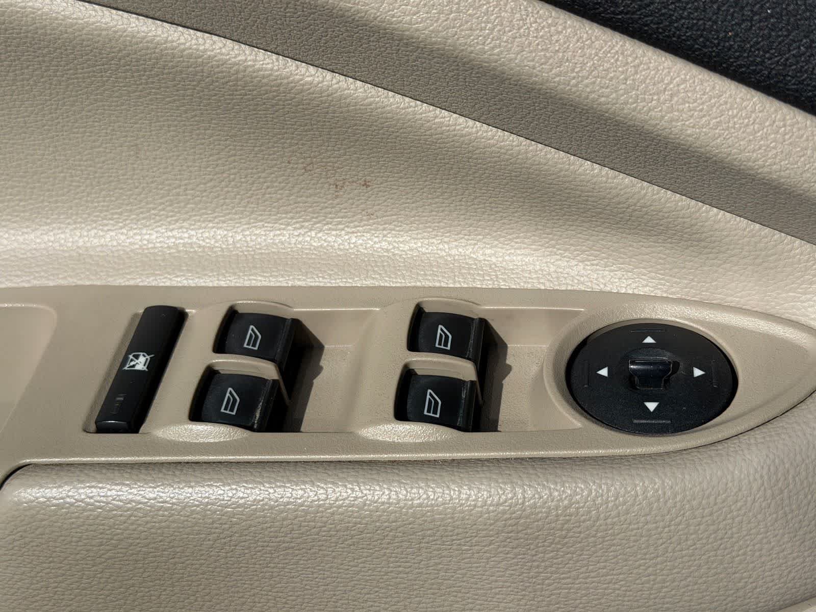 Used 2018 Oxford White Ford SE image 7