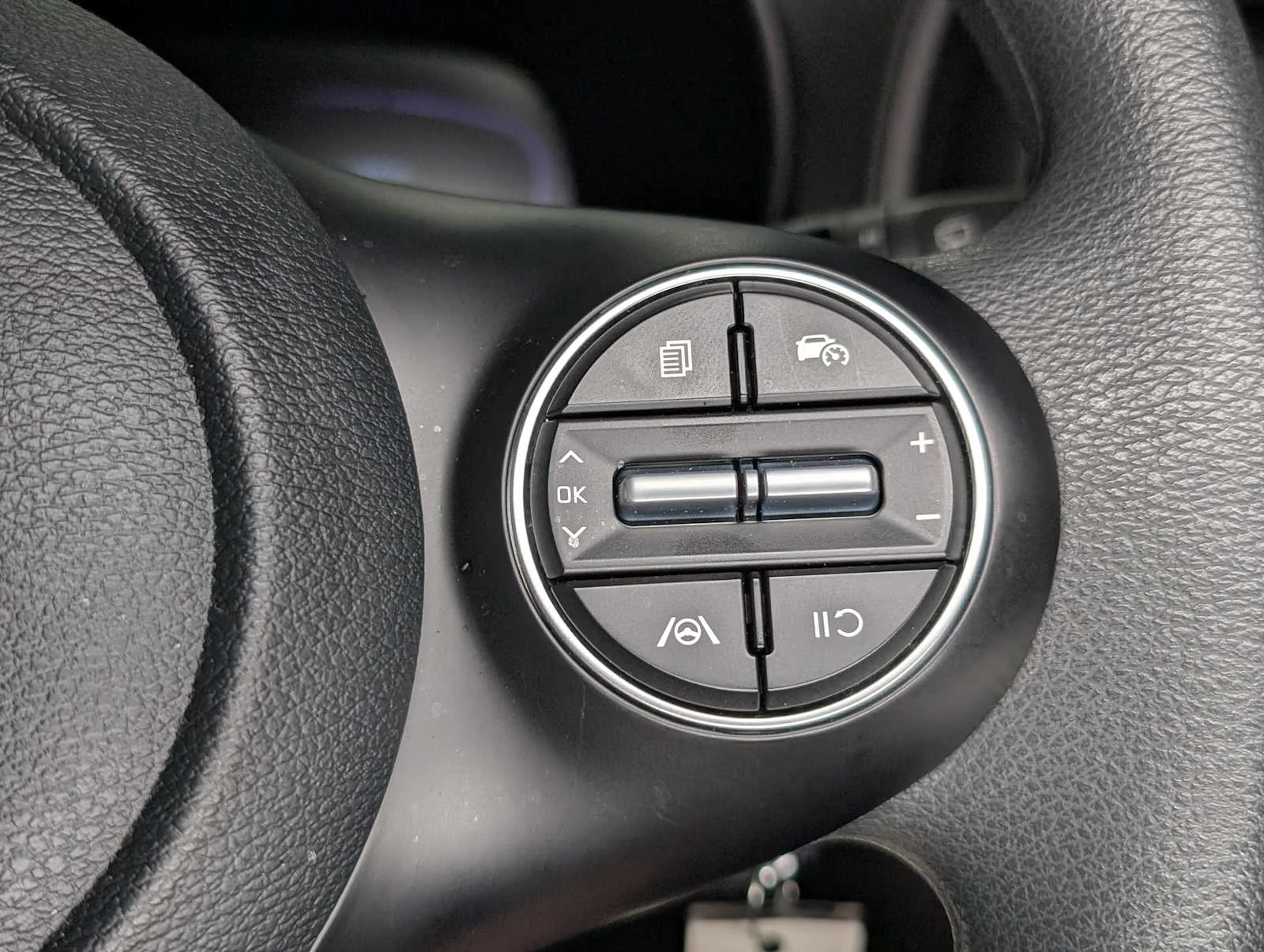 Certified Used 2025 Snow White Pearl Kia LX image 33