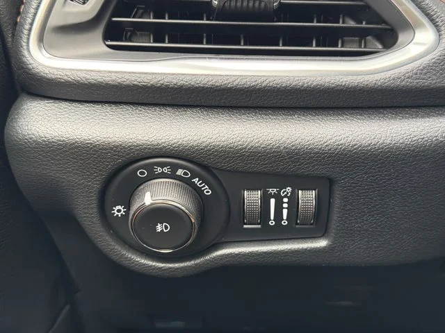 Used 2026 Red Chrysler Pinnacle image 28