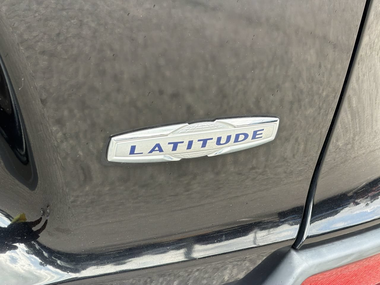 Used 2020 Diamond Black Crystal Pearlcoat Jeep Latitude image 9
