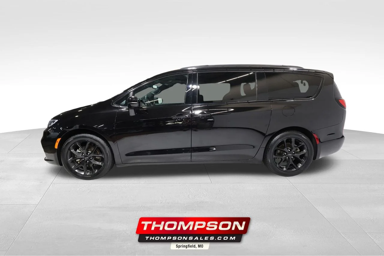 2025 Chrysler Pacifica Limited's photo