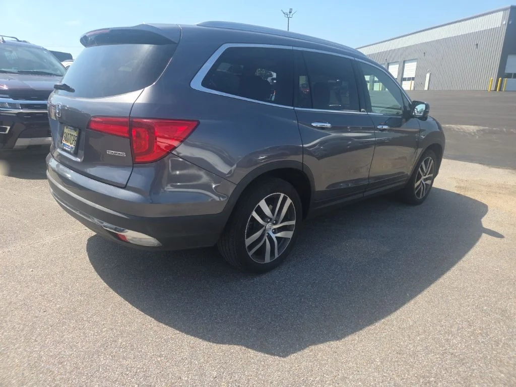 Used 2017  Honda Touring image 7
