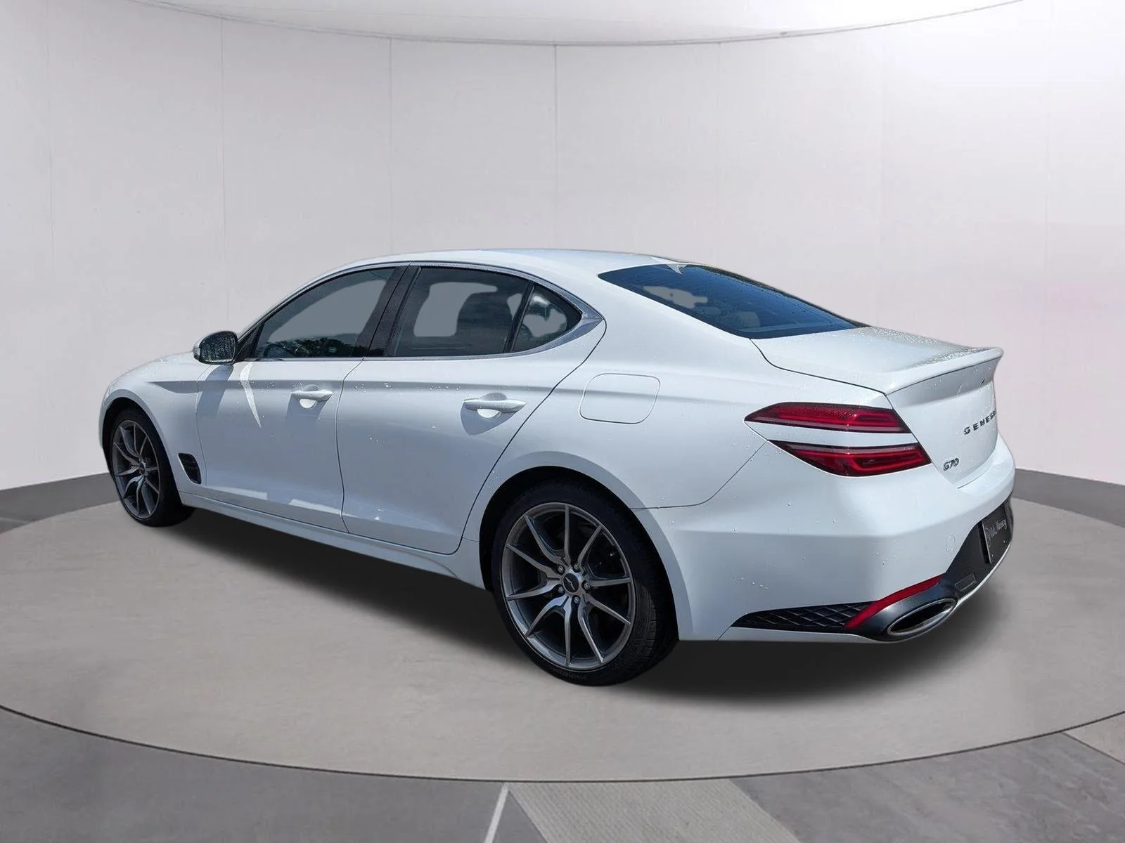 Used 2022 Uyuni White Genesis 3.3T image 3