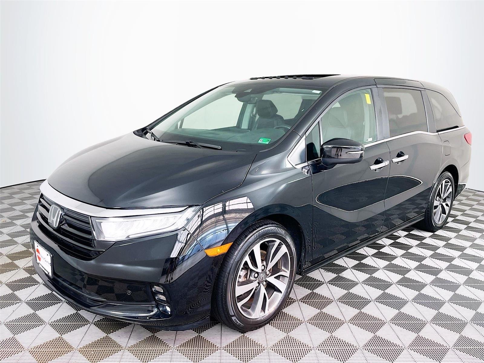 Used 2024 Crystal Black Pearl Honda Touring image 3