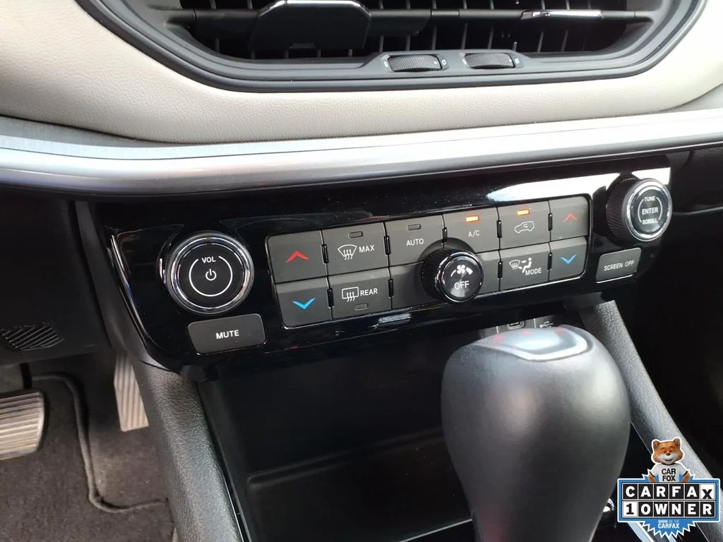 Used 2025 Silver Jeep Limited image 27