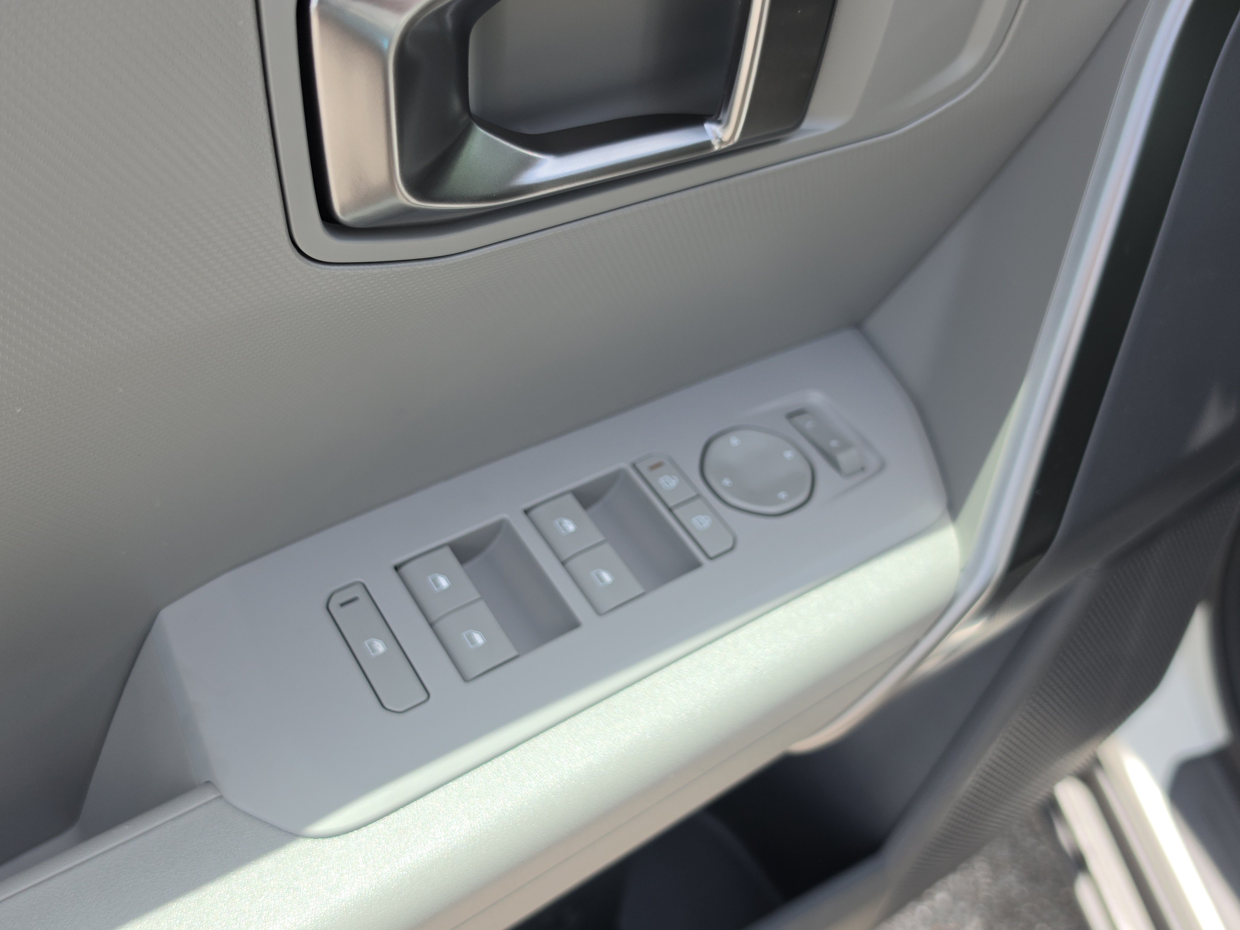 New 2027 Snow White Pearl Kia LX image 19