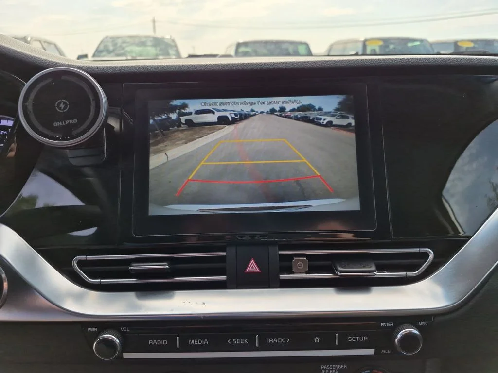 Used 2020 White Kia LXS image 27