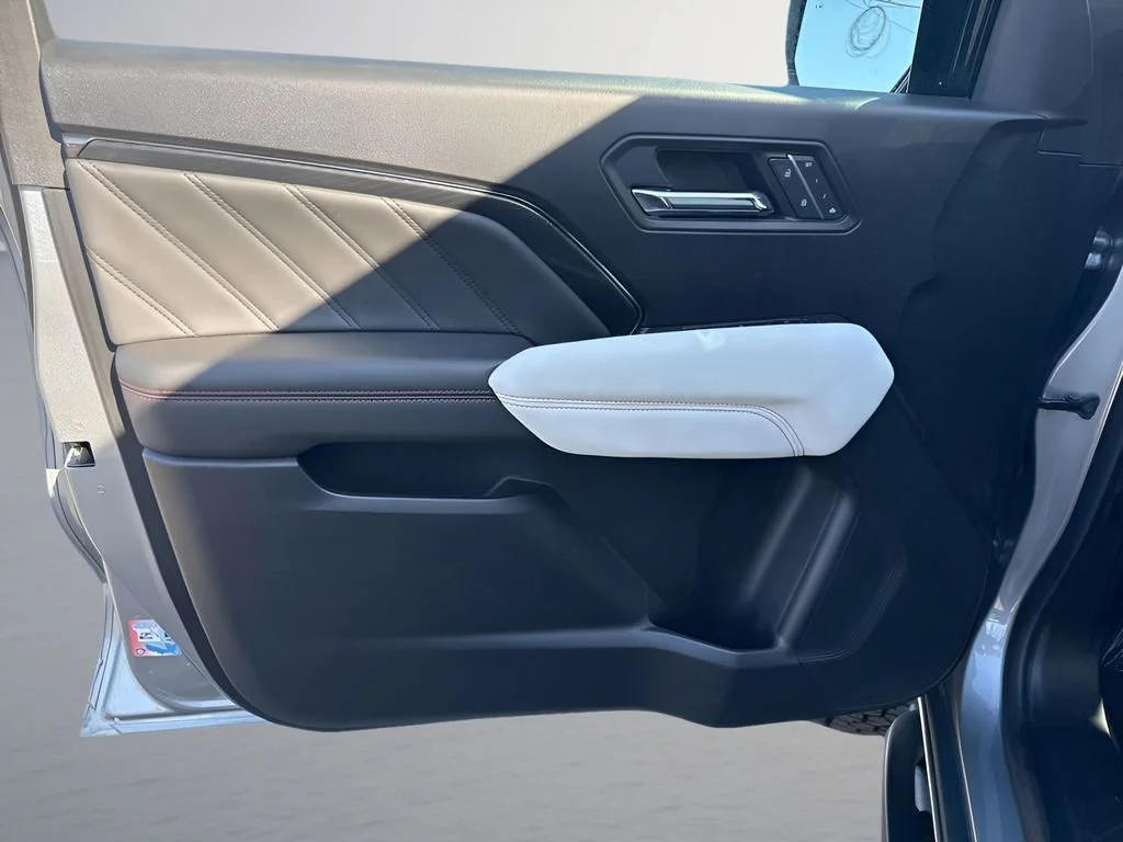 Used 2023 Sterling Metallic GMC AT4X image 29