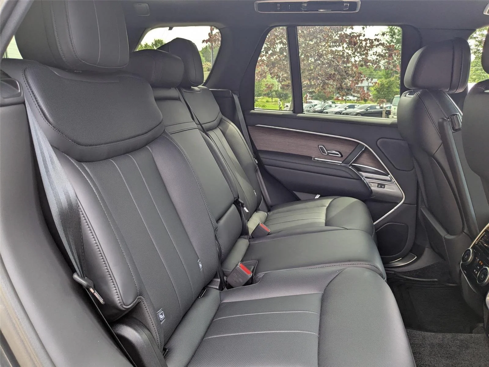 Used 2025 Carpathian Grey Premium Metallic Land Rover SE image 31