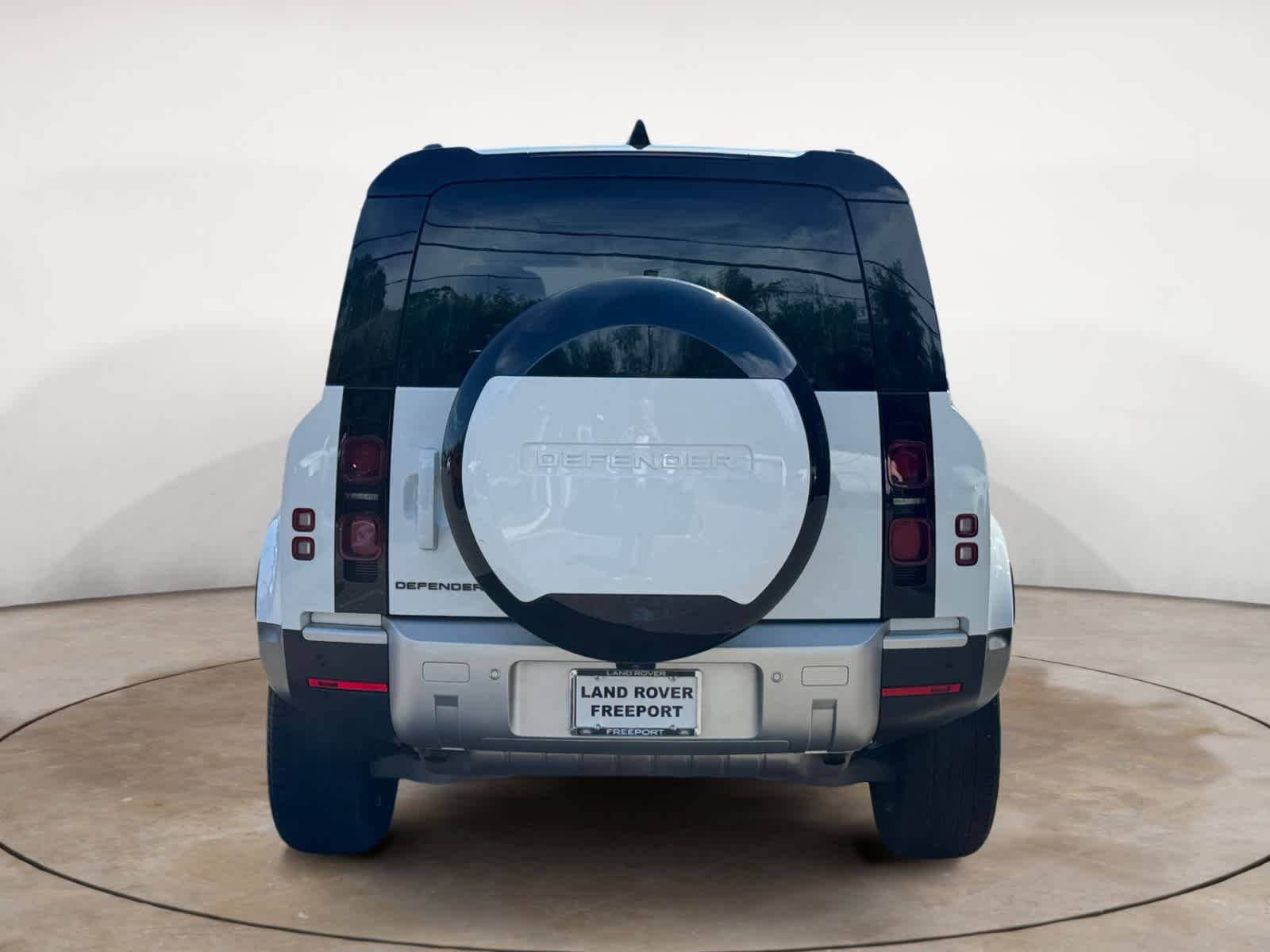 Used 2024  Land Rover S image 4