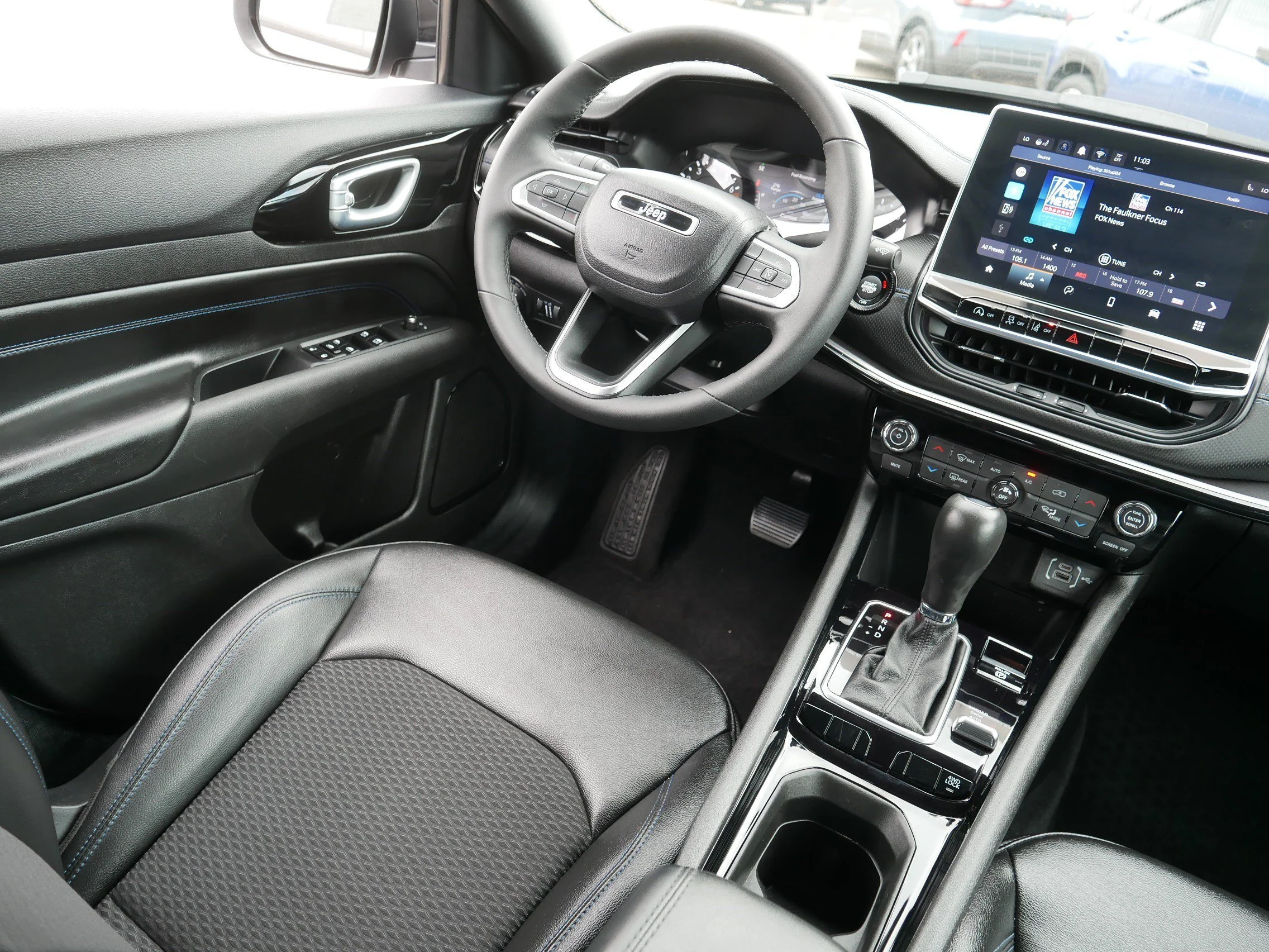 Used 2025 Silver Zynith Metallic Clearcoat Jeep Latitude image 9