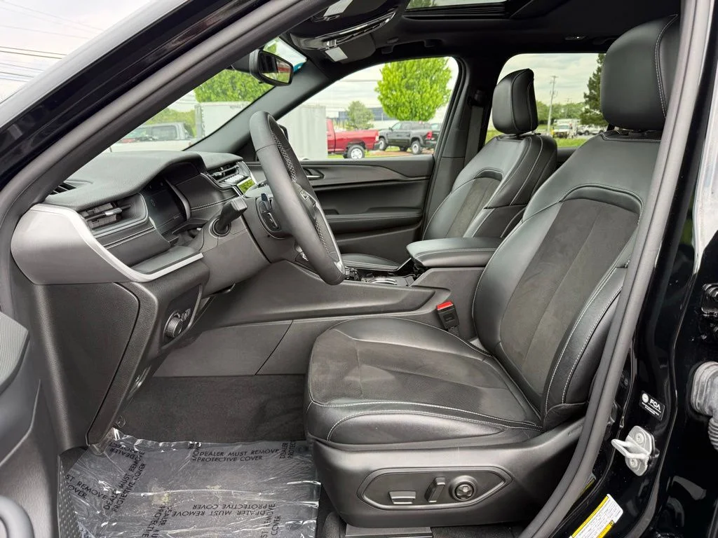 Used 2023 Black Jeep Altitude X image 12