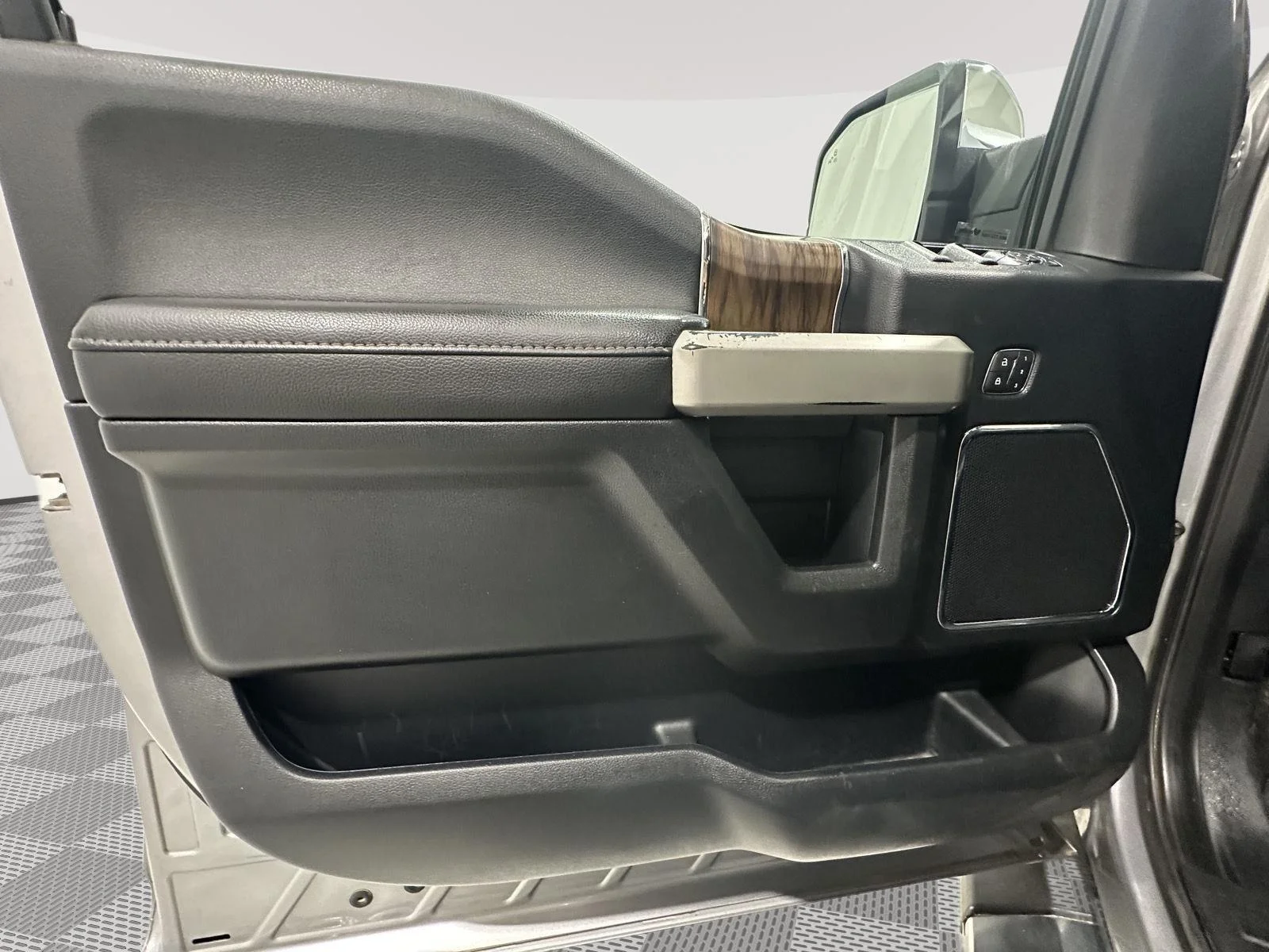 Used 2020 Iconic Silver Metallic Ford XL image 19