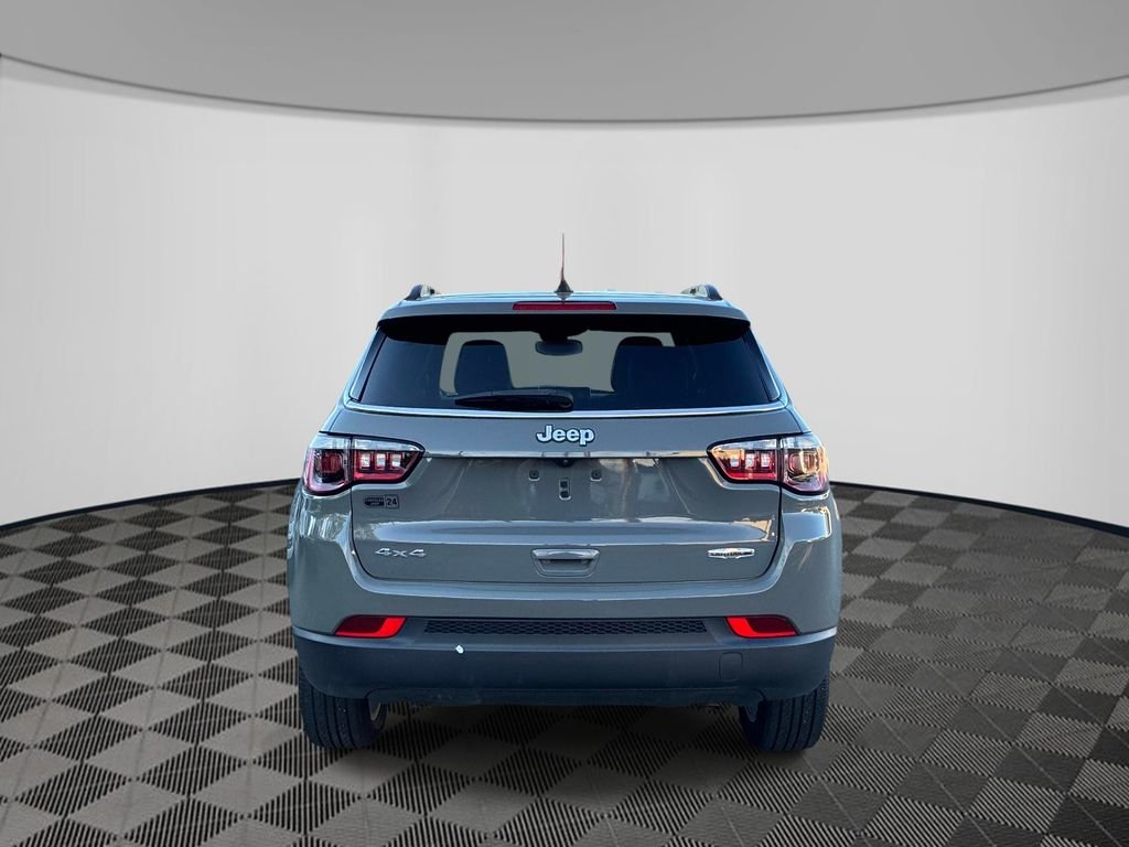 Used 2023 Gray Jeep Latitude Lux image 6