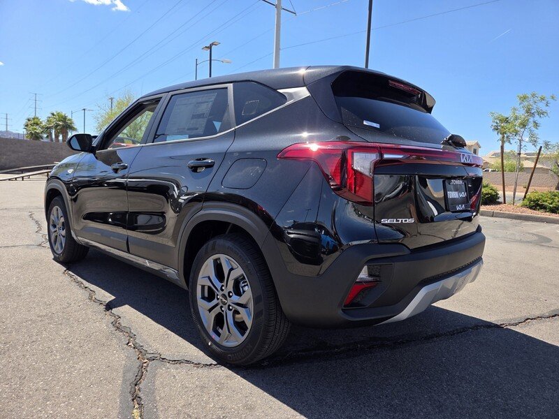 New 2026 Fusion Black Kia LX image 4