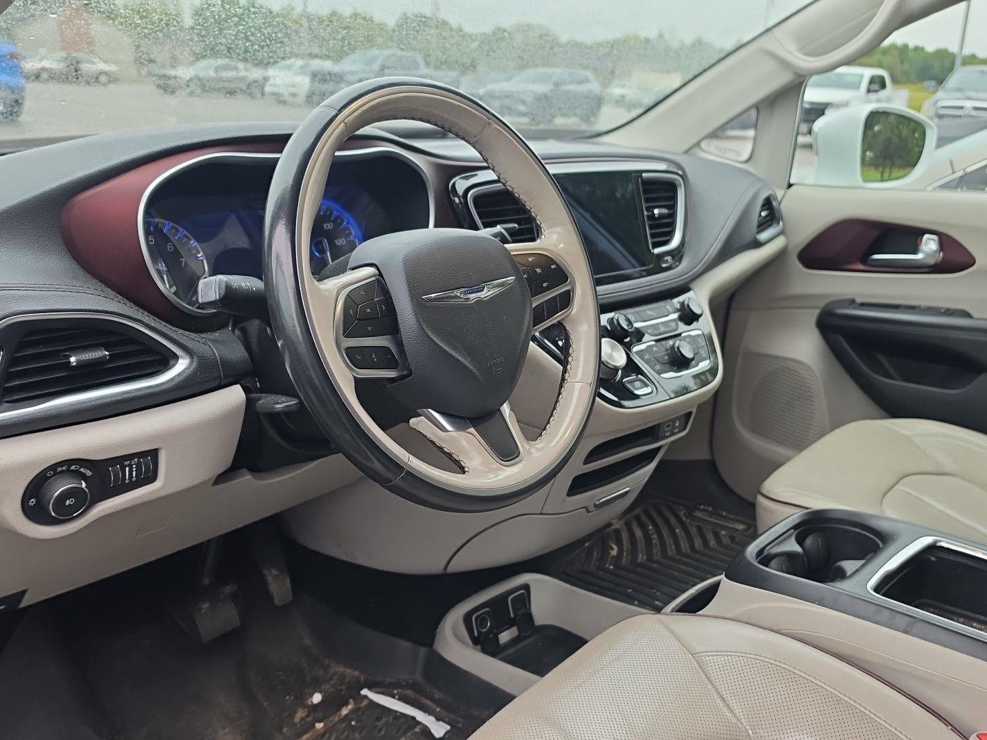 Used 2020 Bright White Clearcoat Chrysler Limited image 5