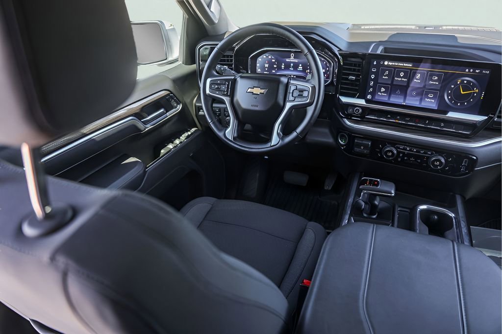 Used 2025 Summit White Chevrolet LT image 29