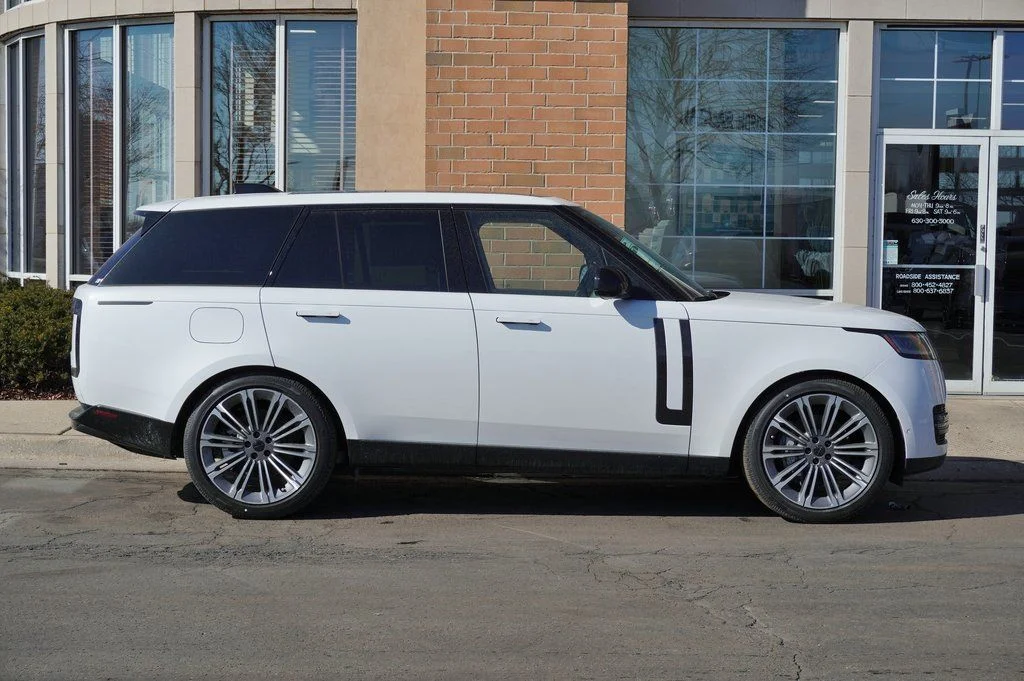 New 2026 Ostuni Pearl White Land Rover SE image 8