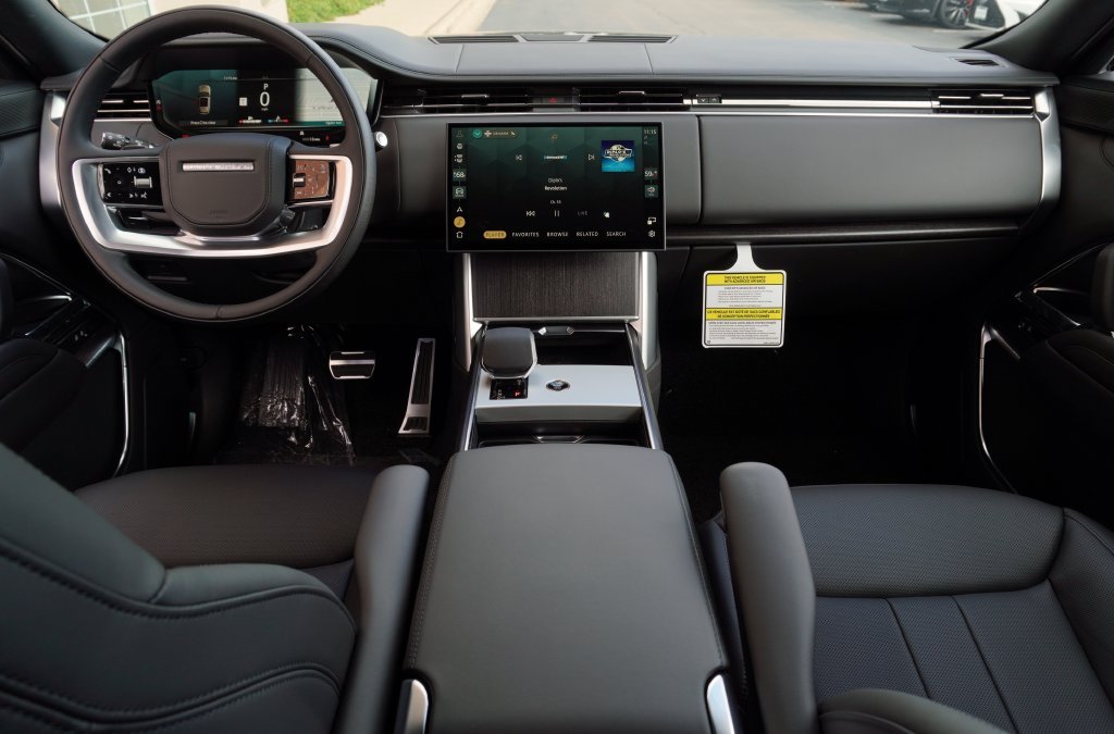 New 2026 Santorini Black Land Rover SE image 8