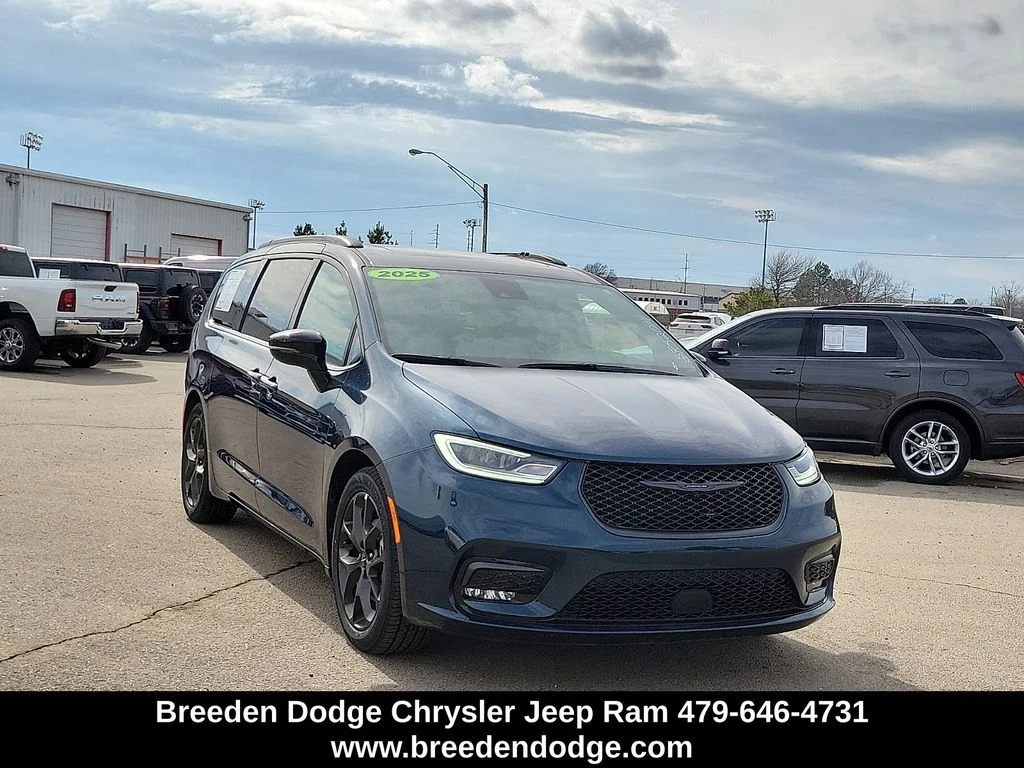 2025 Chrysler Pacifica Limited's photo