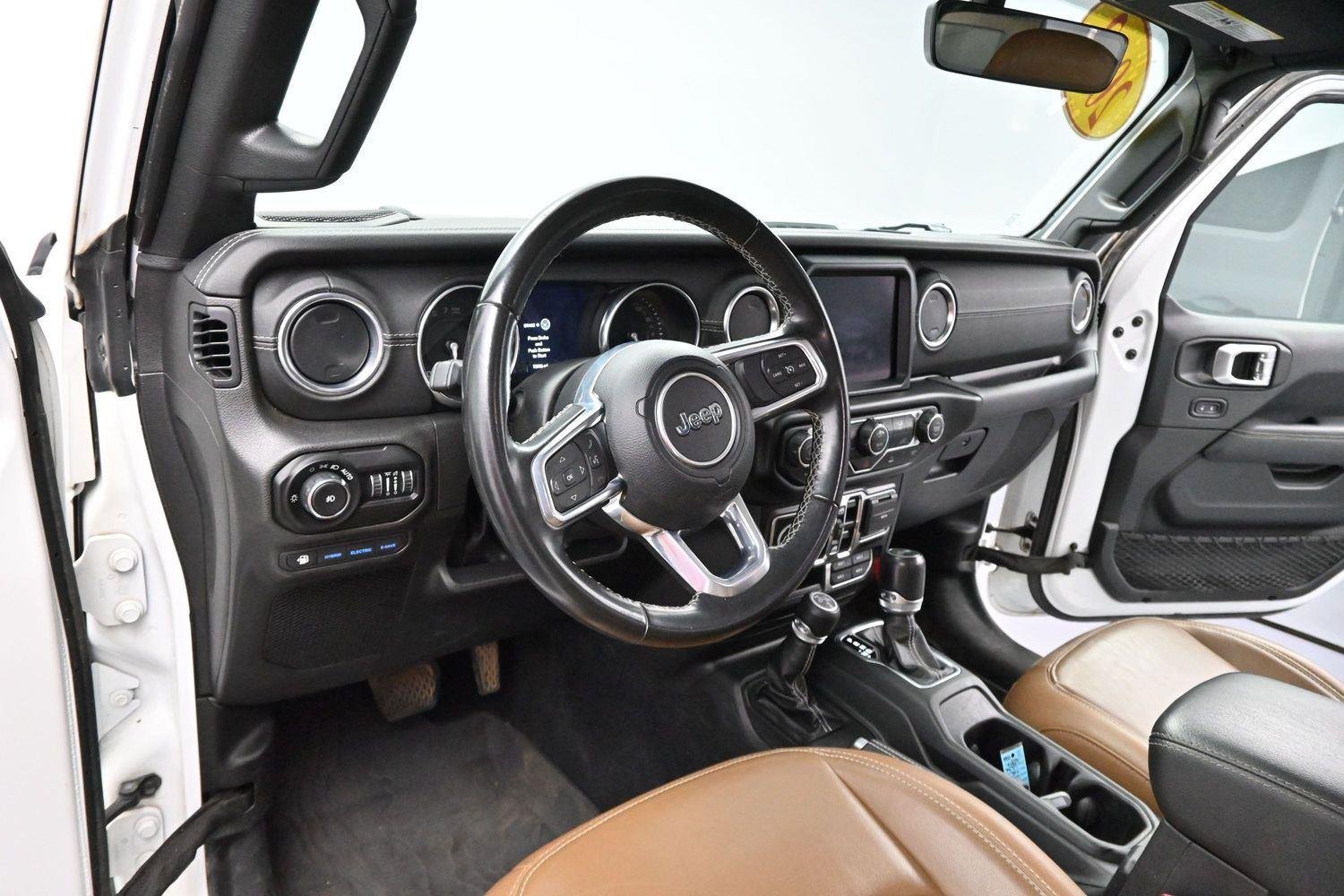 Used 2022 Bright White Clearcoat Jeep Unlimited Sahara image 14