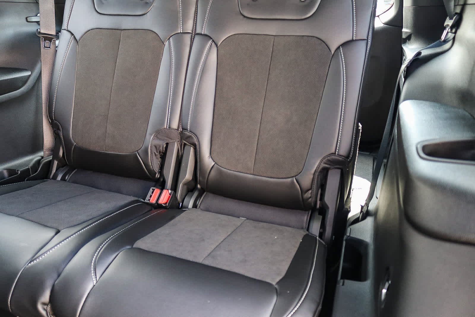 New 2027 Sting-Gray Clear-Coat Paint Jeep Laredo Altitude image 19