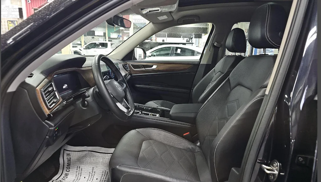 Used 2024 Black Volkswagen 2.0T SE w/Technology image 23